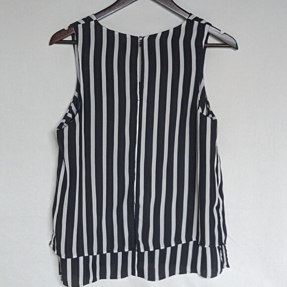 Sleeveless blouse navy and white striped medium EUC Banana Republic - Picture 2 of 9